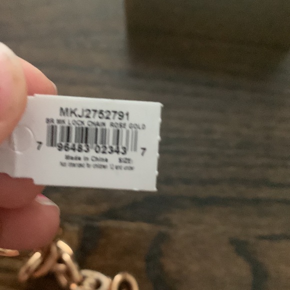 MICHAEL KORS Rose Gold Toggle Chain Bracelet Padlock Charm MKJ2752791 + MK BOX - Picture 4 of 6